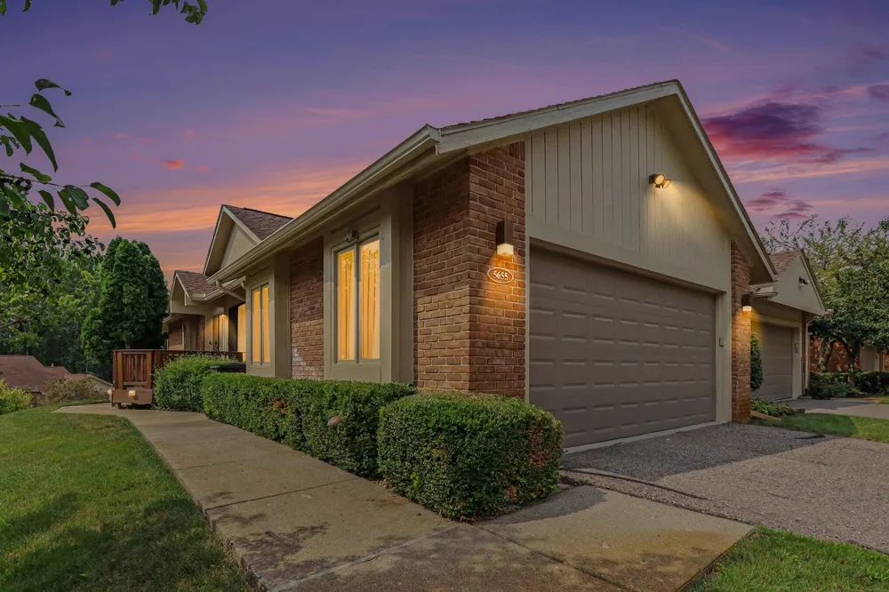 5655 Hillcrest Circle E West Bloomfield Charter Township, MI 48322