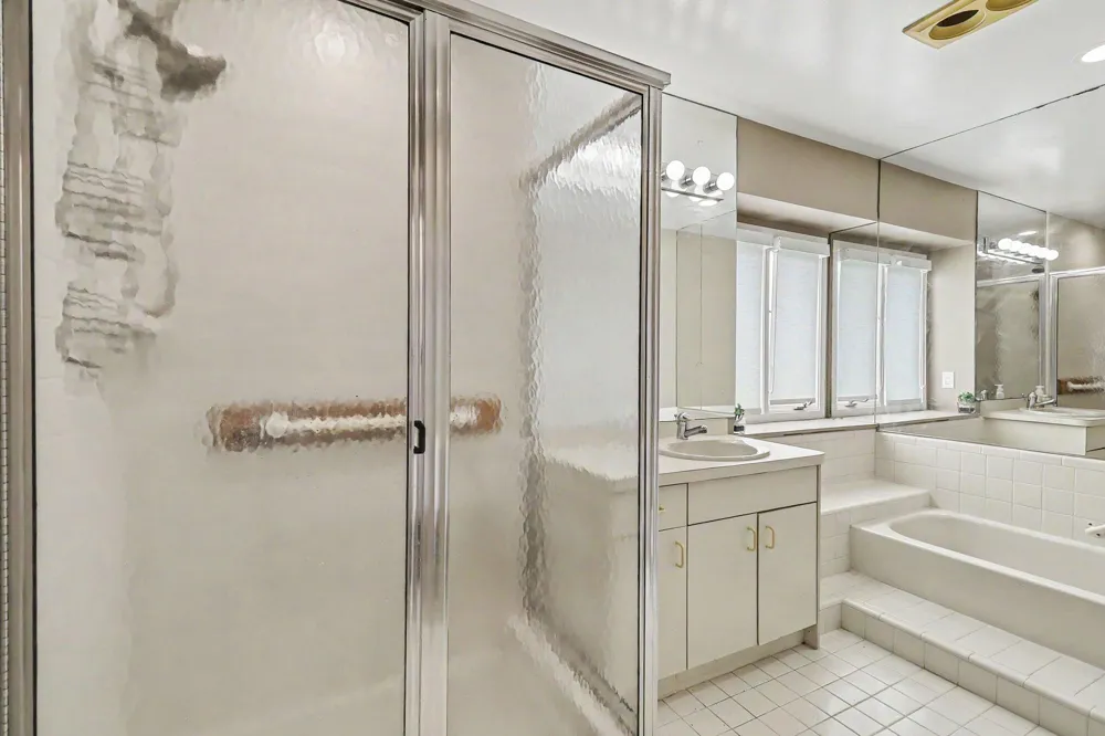 5655 Hillcrest Circle E West Bloomfield Charter Township, MI 48322