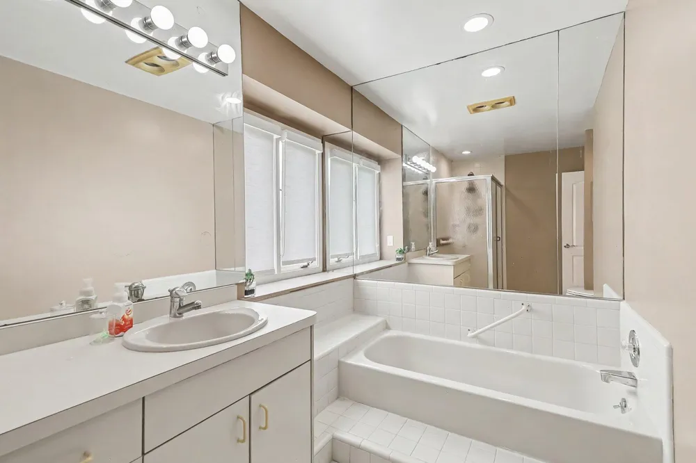 5655 Hillcrest Circle E West Bloomfield Charter Township, MI 48322