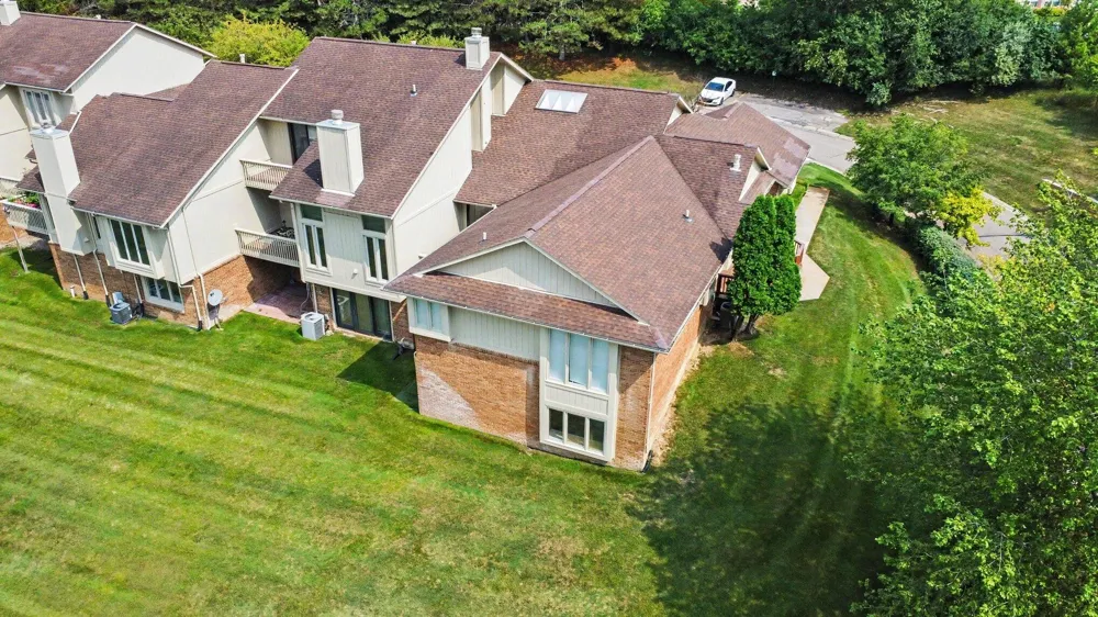 5655 Hillcrest Circle E West Bloomfield Charter Township, MI 48322