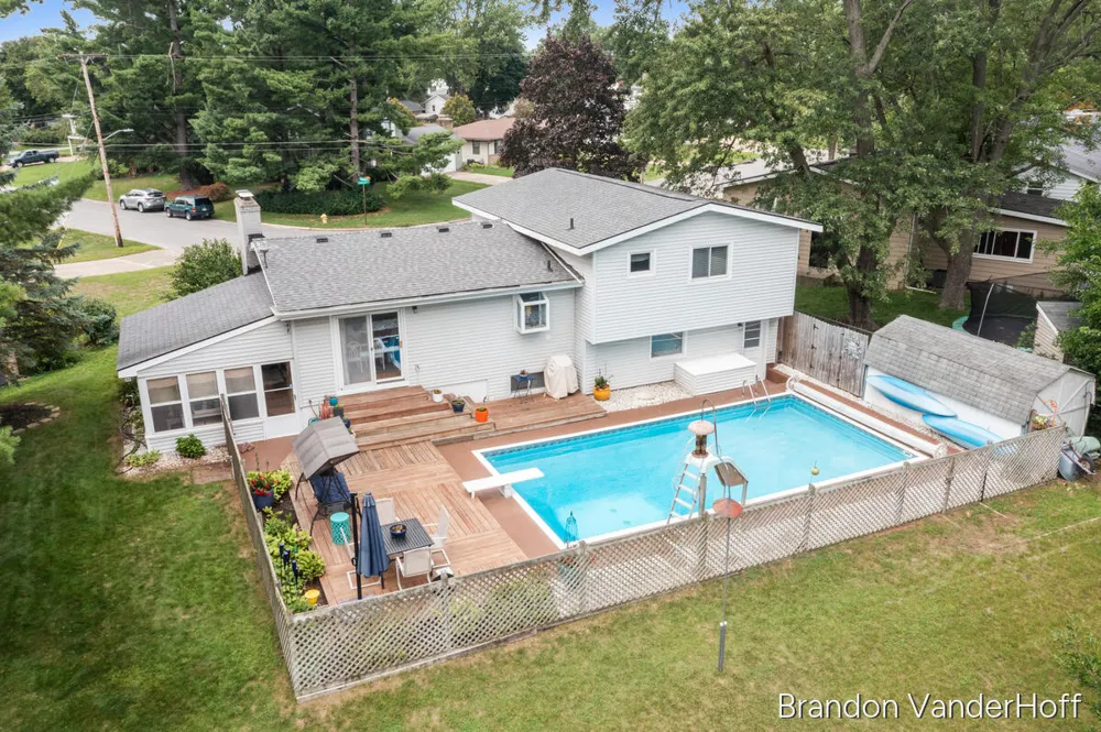 980 Bellewood Drive SE Kentwood City, MI 49508