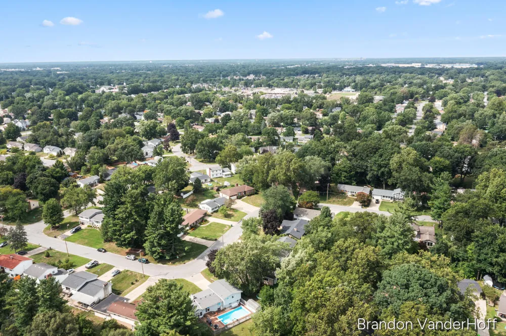 980 Bellewood Drive SE Kentwood City, MI 49508