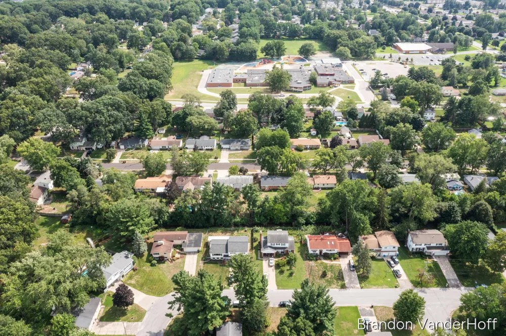 980 Bellewood Drive SE Kentwood City, MI 49508
