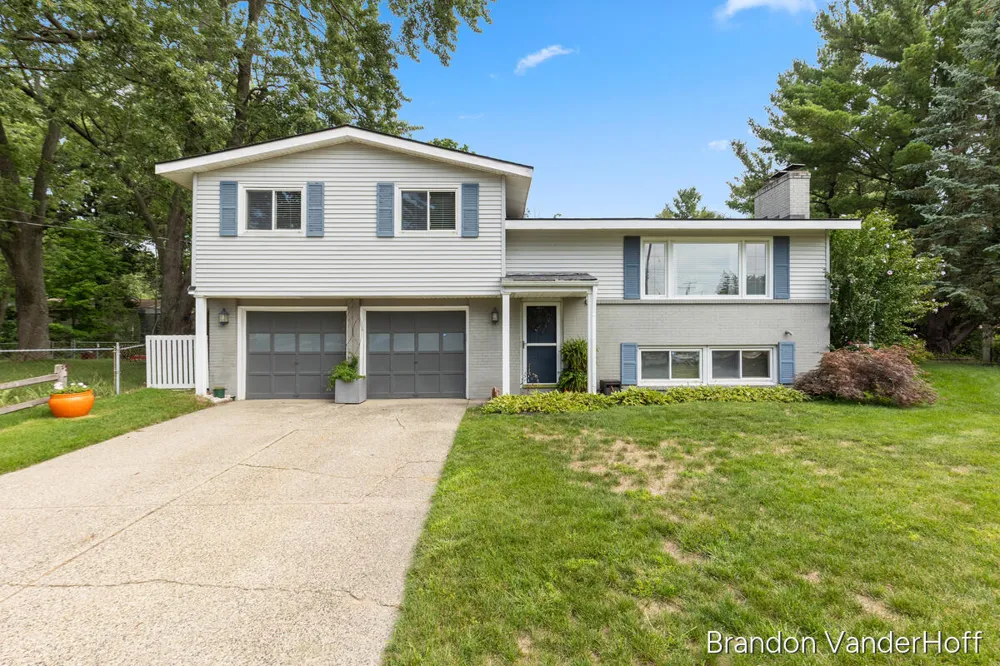 980 Bellewood Drive SE Kentwood City, MI 49508