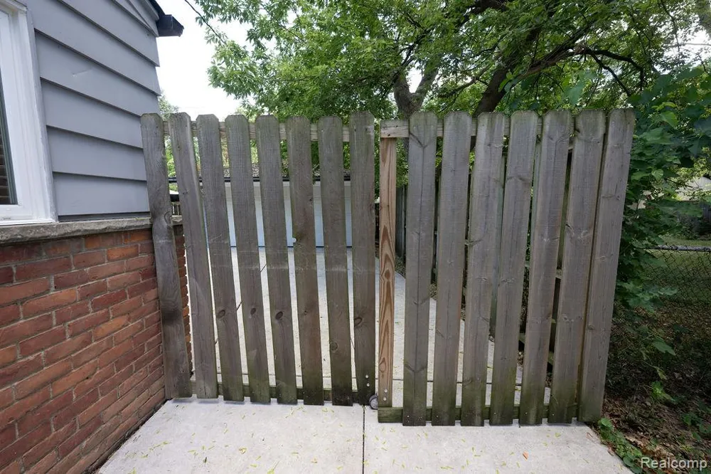 28140 Everett Street Southfield City, MI 48076