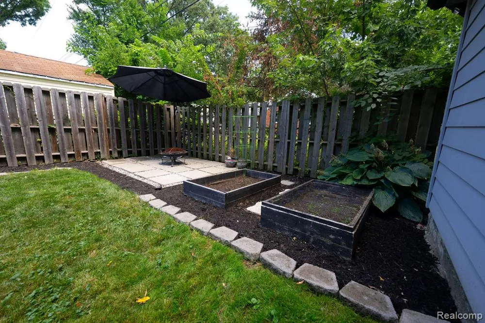 28140 Everett Street Southfield City, MI 48076