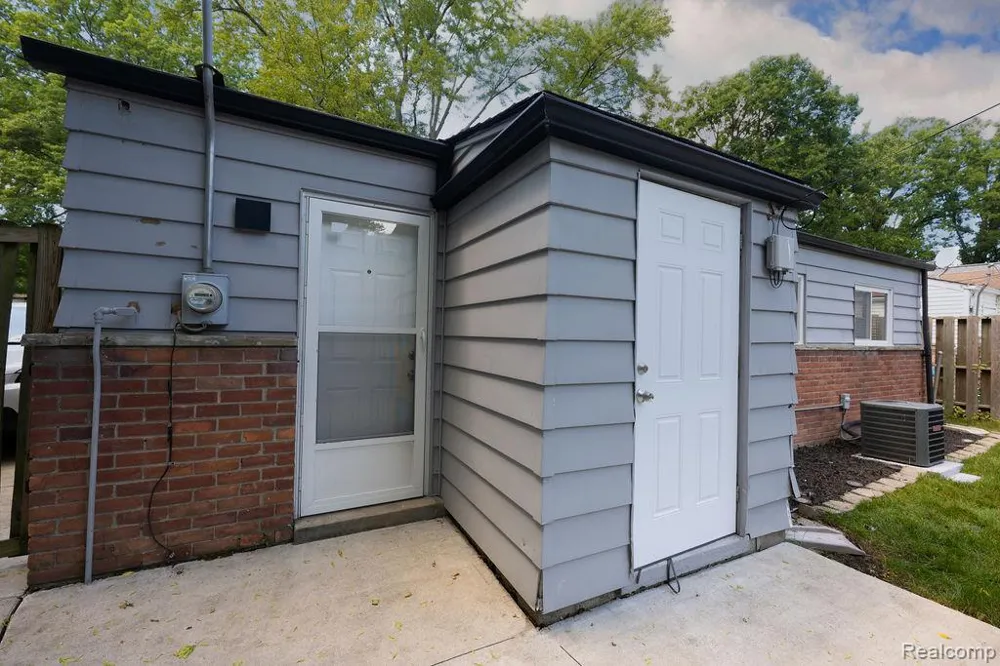 28140 Everett Street Southfield City, MI 48076