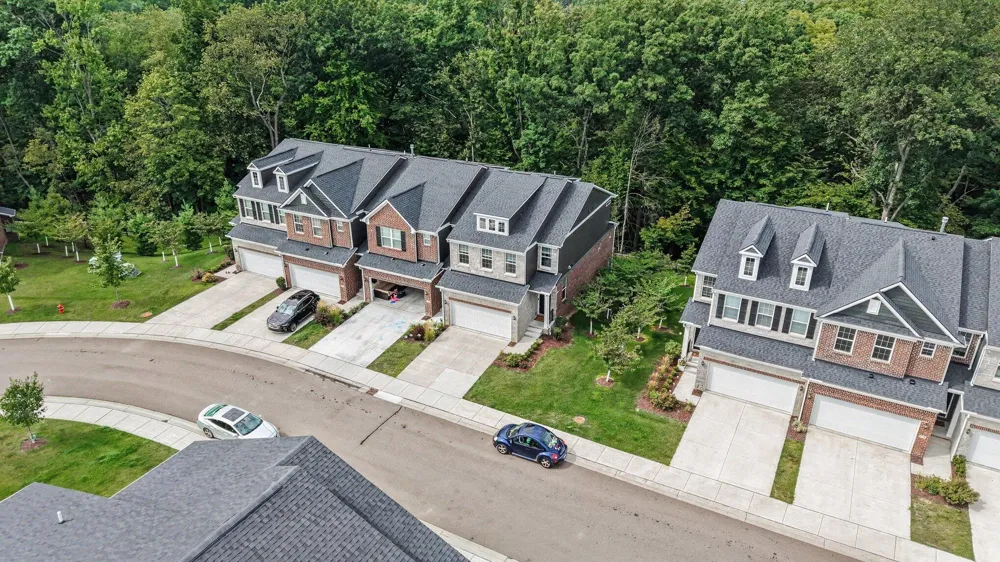 692 Peppermint Drive Rochester Hills, MI 48307