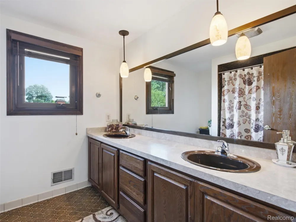 22520 Vacri Lane Farmington Hills City, MI 48335
