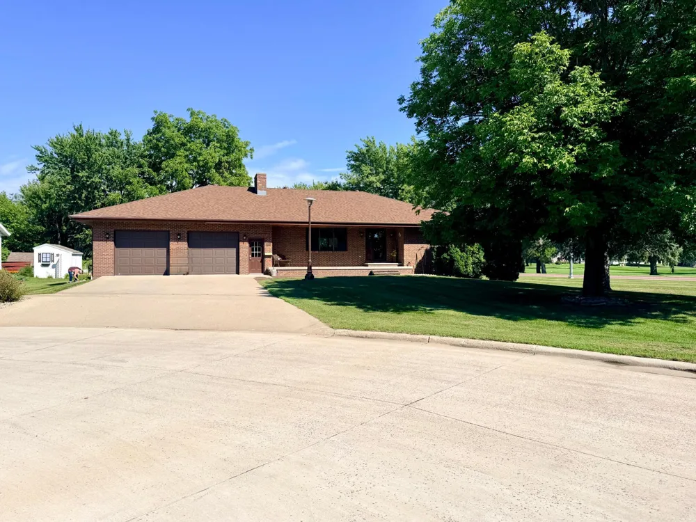 1604 Birchwood Place Worthington, MN 56187