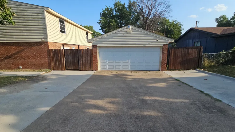 833 James Street Azle, TX 76020