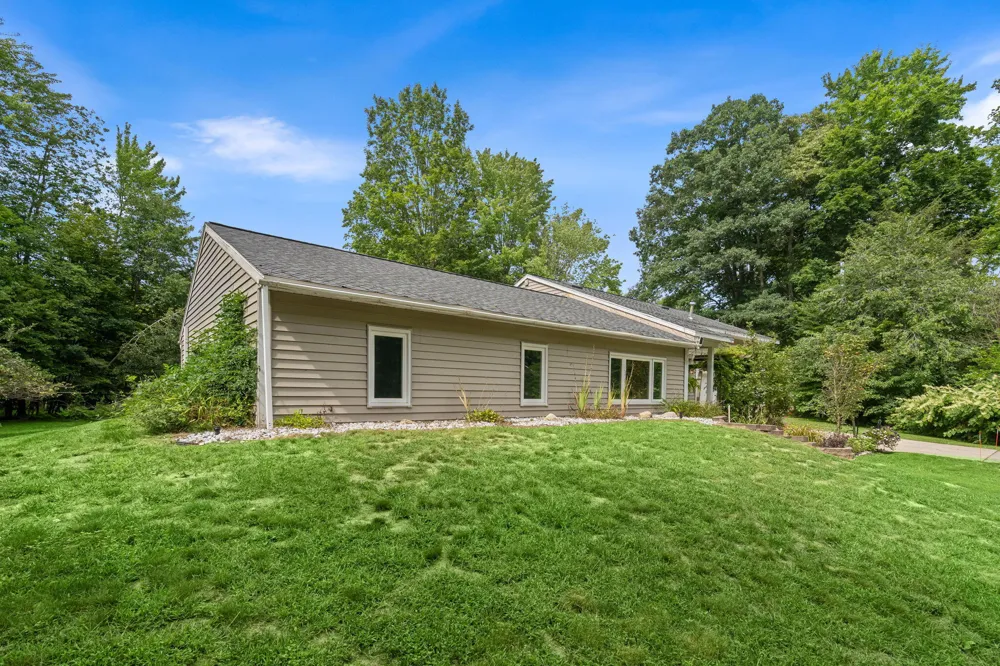 18145 148th Avenue Spring Lake, MI 49456