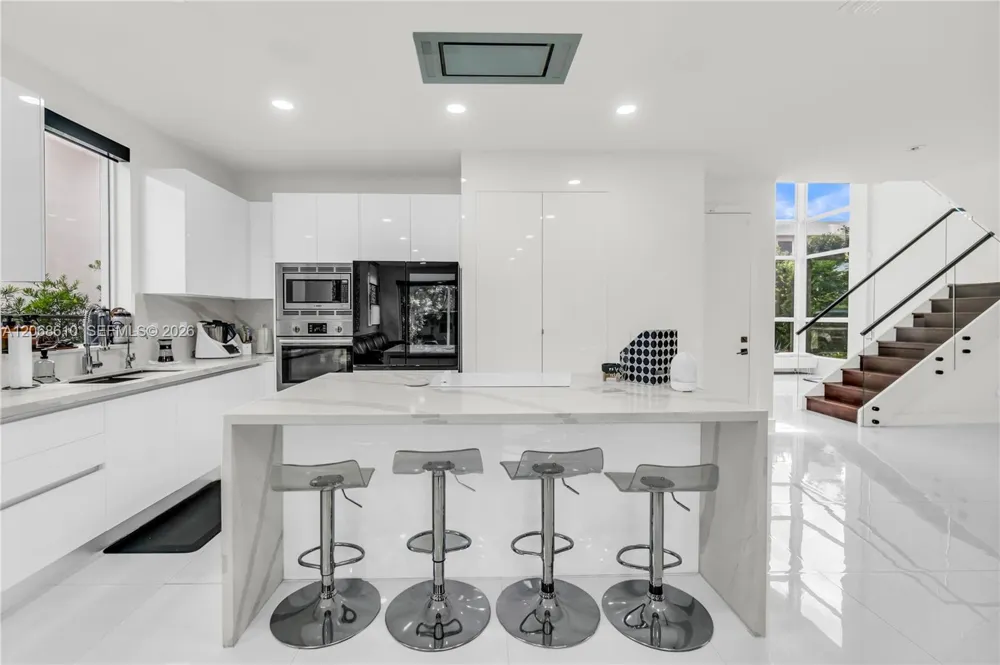 9730 NW 74th Ter Doral, FL 33178
