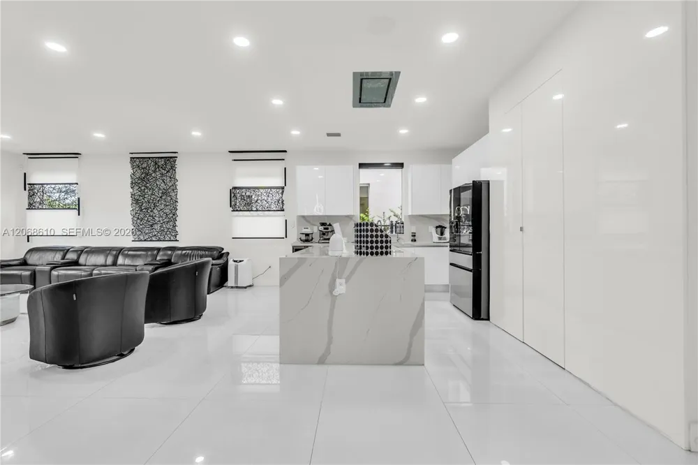 9730 NW 74th Ter Doral, FL 33178