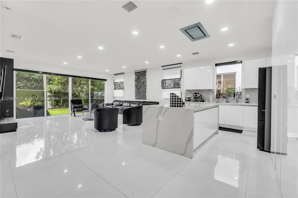9730 NW 74th Ter Doral, FL 33178