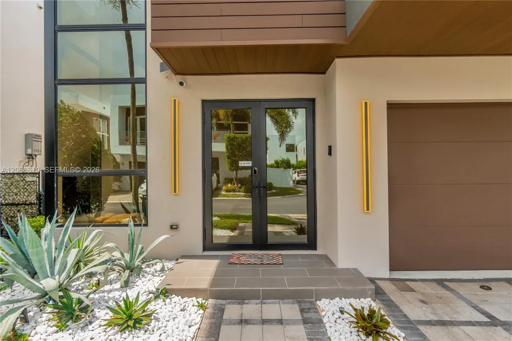 9730 NW 74th Ter Doral, FL 33178