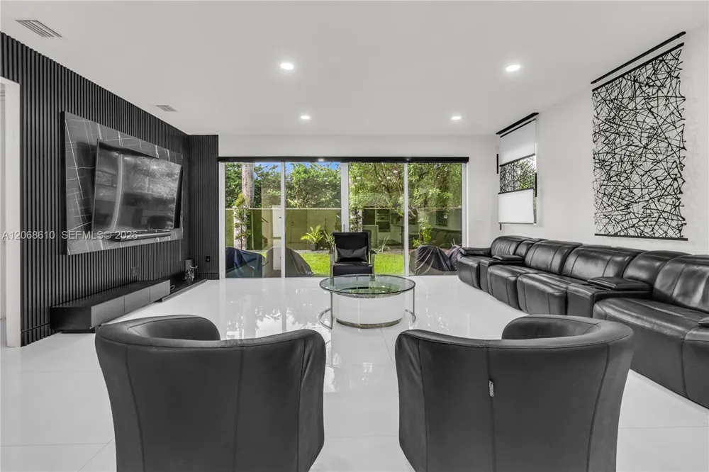 9730 NW 74th Ter Doral, FL 33178