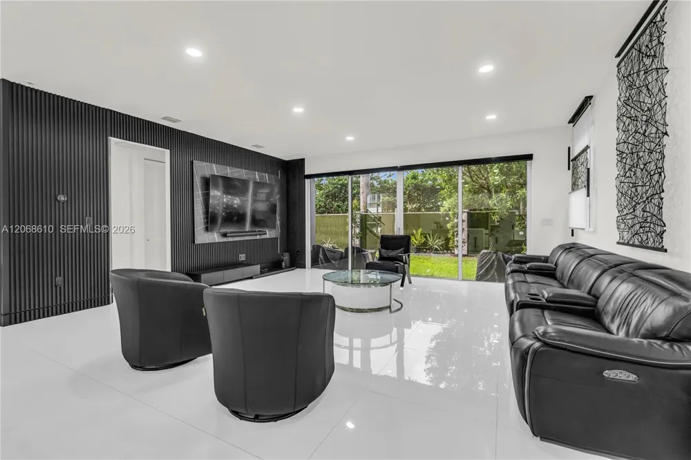 9730 NW 74th Ter Doral, FL 33178
