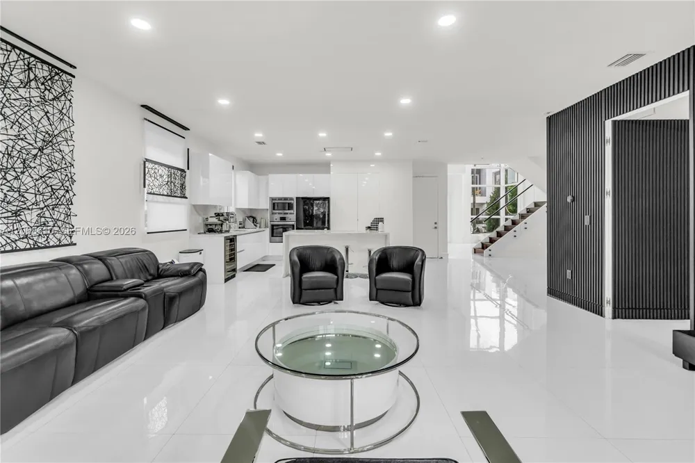 9730 NW 74th Ter Doral, FL 33178