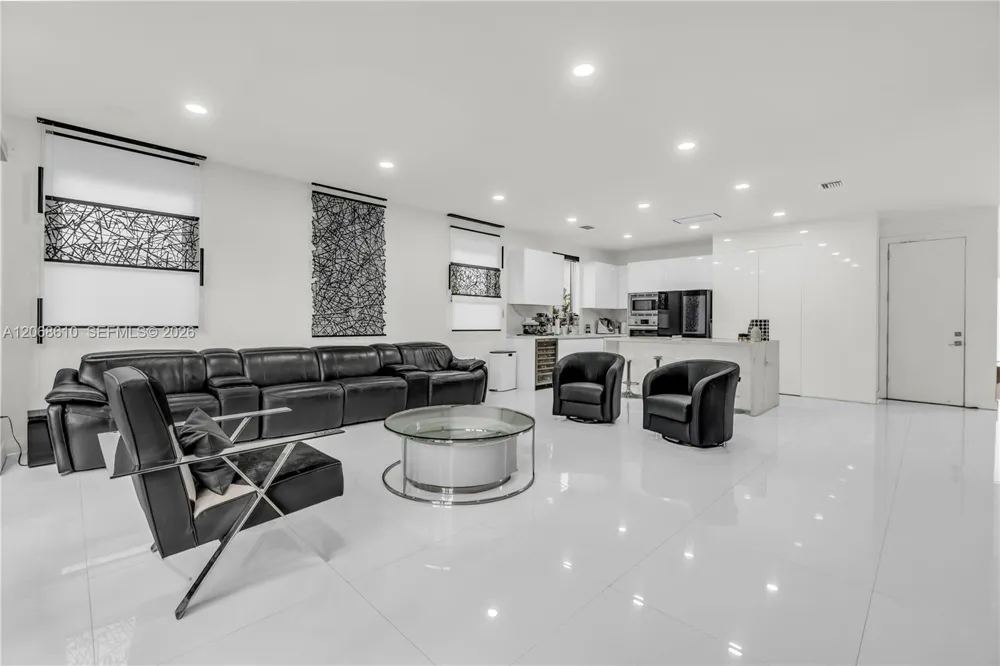 9730 NW 74th Ter Doral, FL 33178
