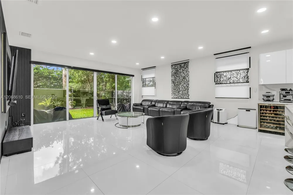 9730 NW 74th Ter Doral, FL 33178