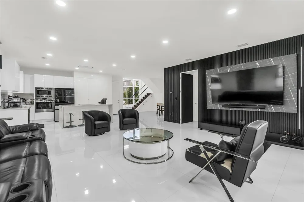 9730 NW 74th Ter Doral, FL 33178