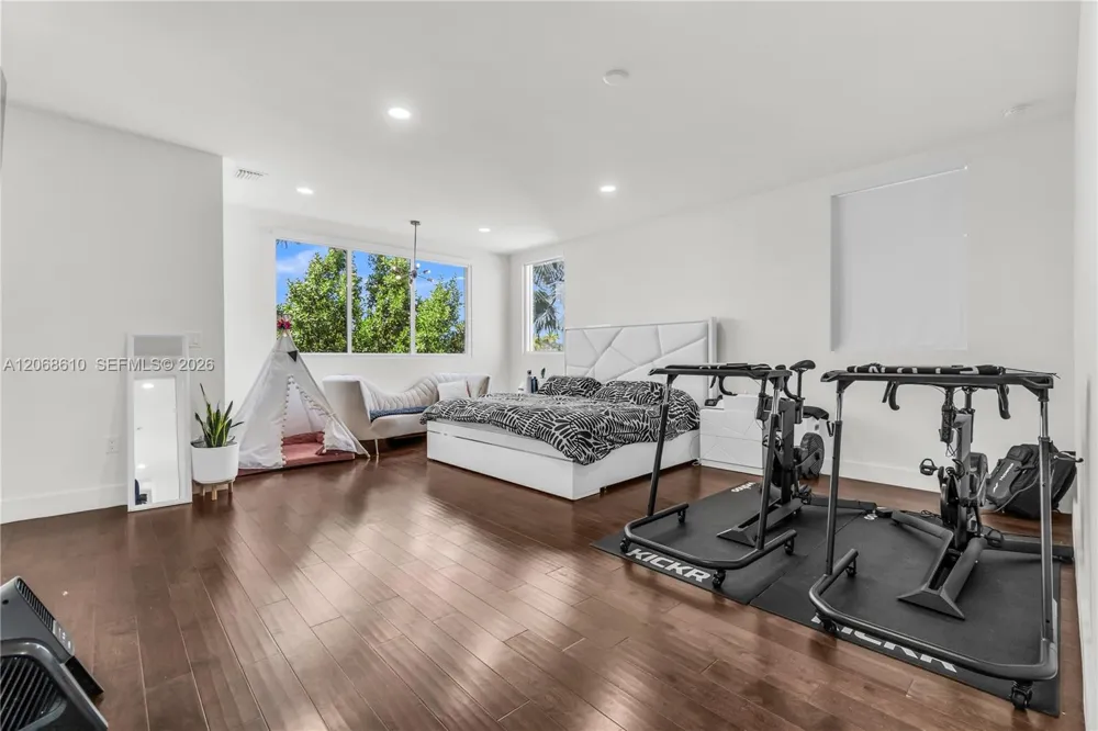 9730 NW 74th Ter Doral, FL 33178