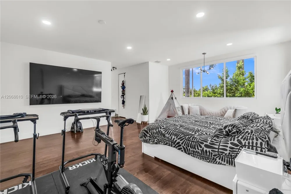 9730 NW 74th Ter Doral, FL 33178