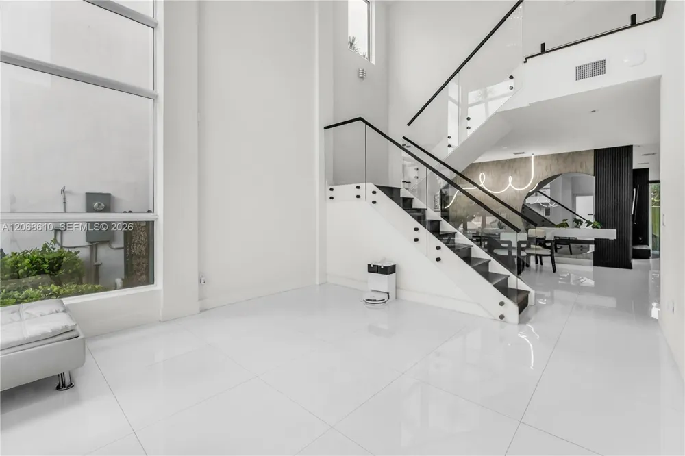 9730 NW 74th Ter Doral, FL 33178