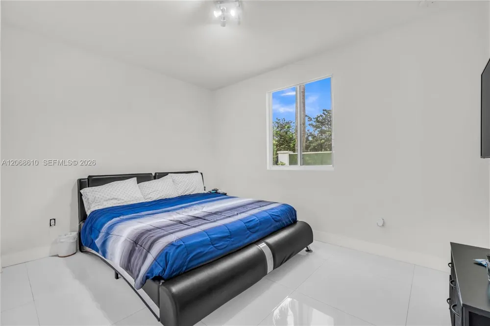 9730 NW 74th Ter Doral, FL 33178