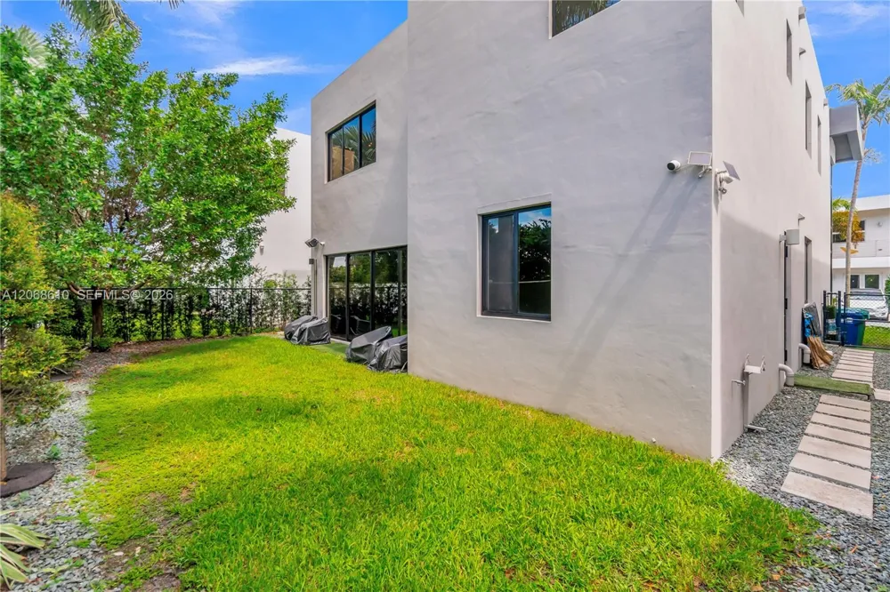 9730 NW 74th Ter Doral, FL 33178