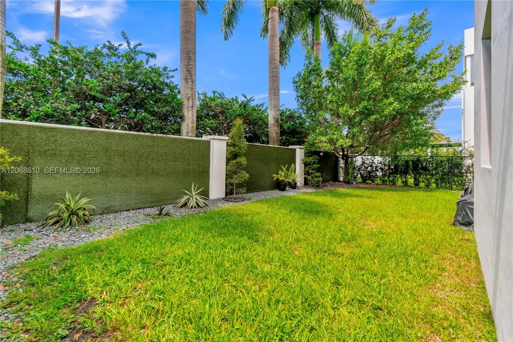 9730 NW 74th Ter Doral, FL 33178