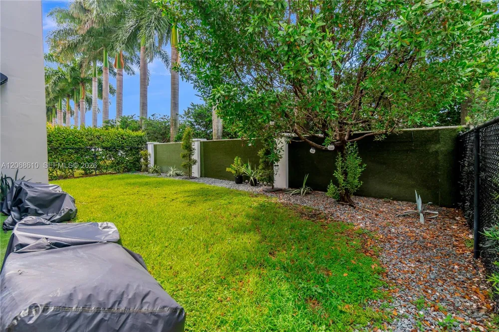 9730 NW 74th Ter Doral, FL 33178