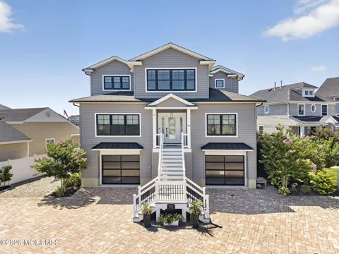 821 North Drive
