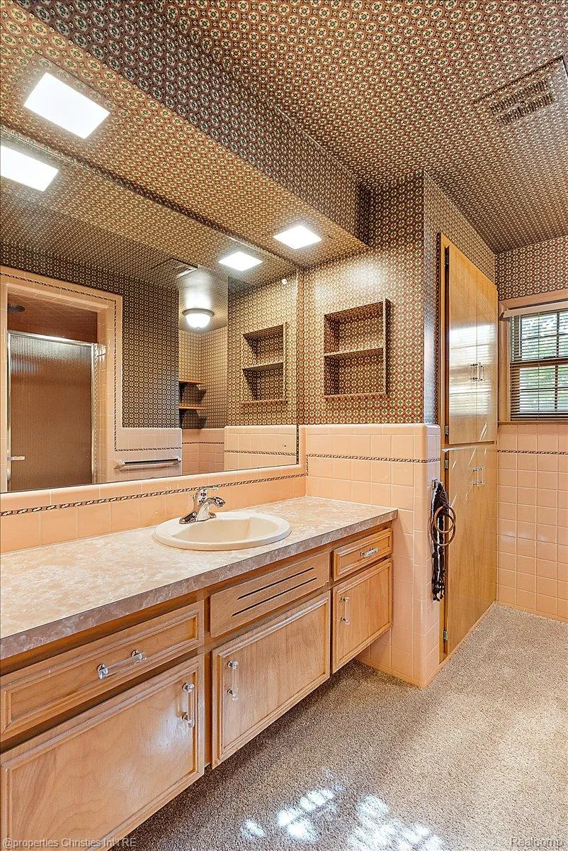 1360 Michigan Boulevard Lincoln Park City, MI 48146