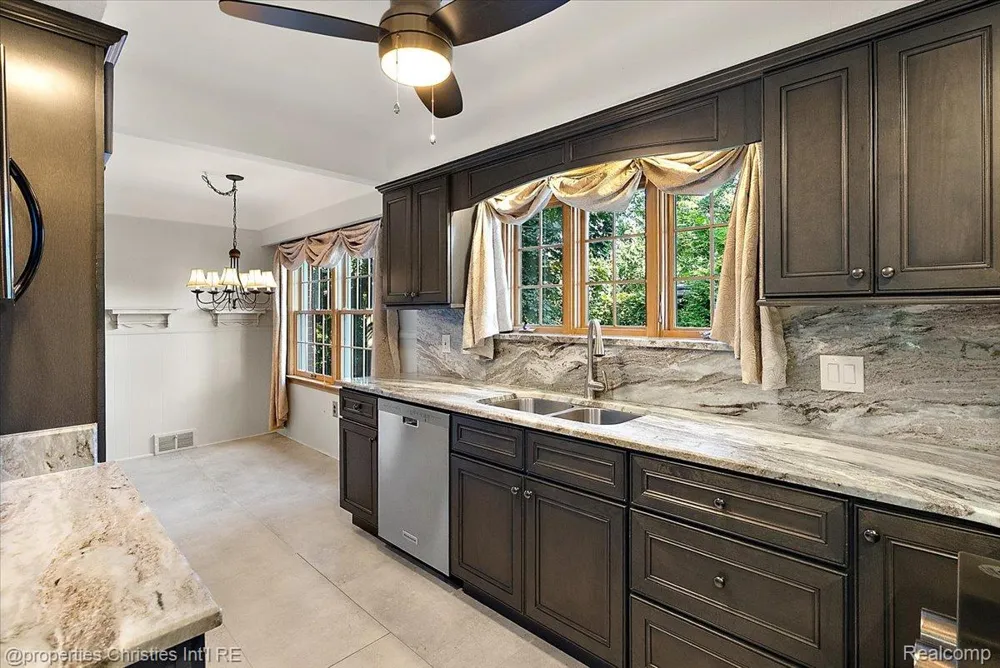 1360 Michigan Boulevard Lincoln Park City, MI 48146