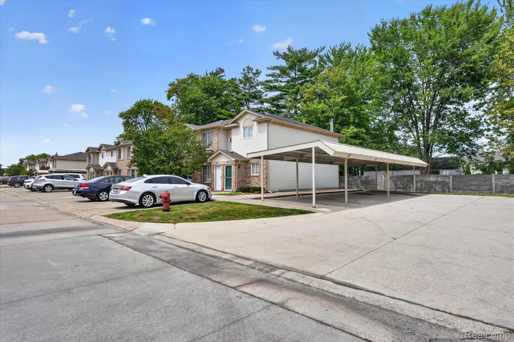 30336 Wedgewood Circle Roseville City, MI 48066
