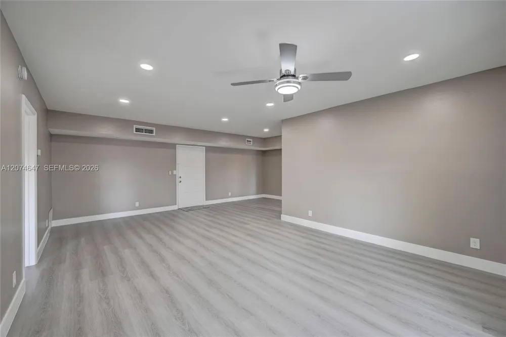 2700 Riverside Dr #303-B Coral Springs, FL 33065