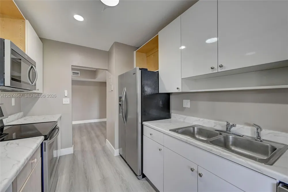 2700 Riverside Dr #303-B Coral Springs, FL 33065