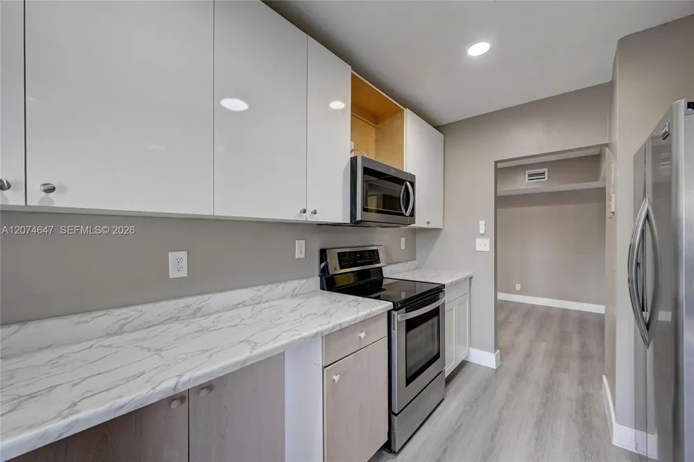 2700 Riverside Dr #303-B Coral Springs, FL 33065