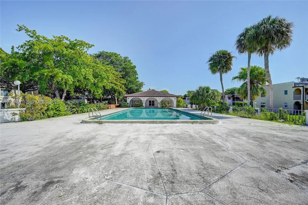 2700 Riverside Dr #303-B Coral Springs, FL 33065