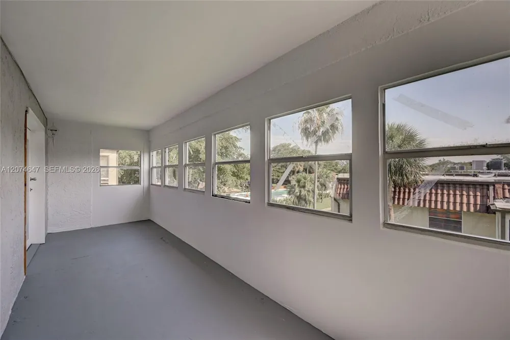 2700 Riverside Dr #303-B Coral Springs, FL 33065