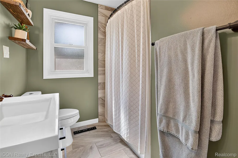 22731 Manistee Street Oak Park City, MI 48237