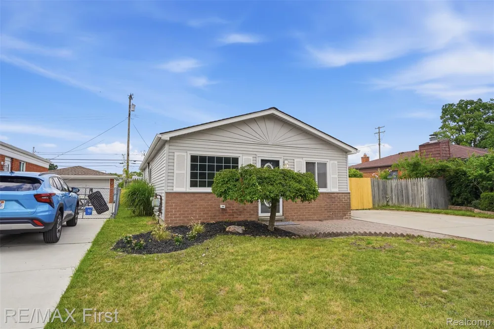 28005 Gladstone Street St Clair Shores City, MI 48081