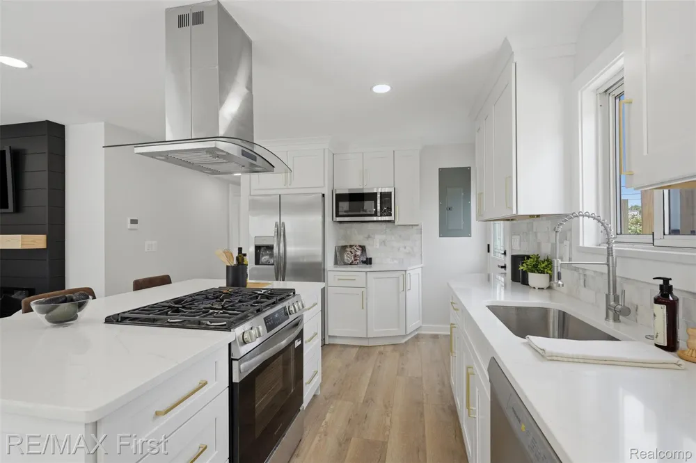 28005 Gladstone Street St Clair Shores City, MI 48081