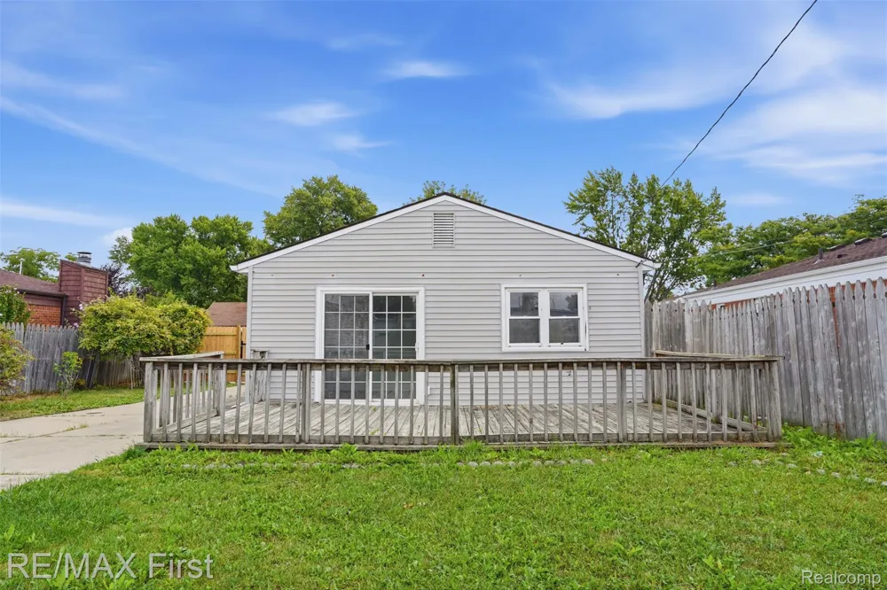 28005 Gladstone Street St Clair Shores City, MI 48081