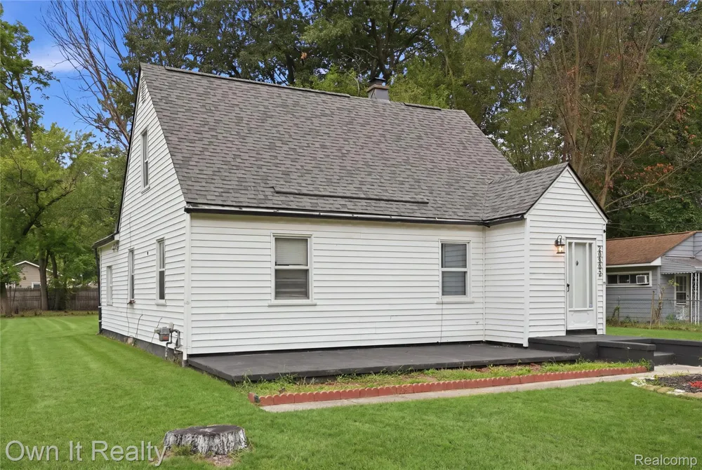 20802 Midway Avenue Southfield City, MI 48075