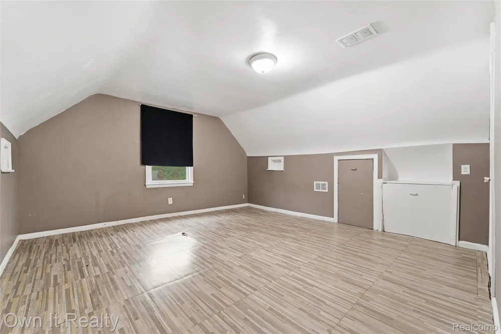 20802 Midway Avenue Southfield City, MI 48075