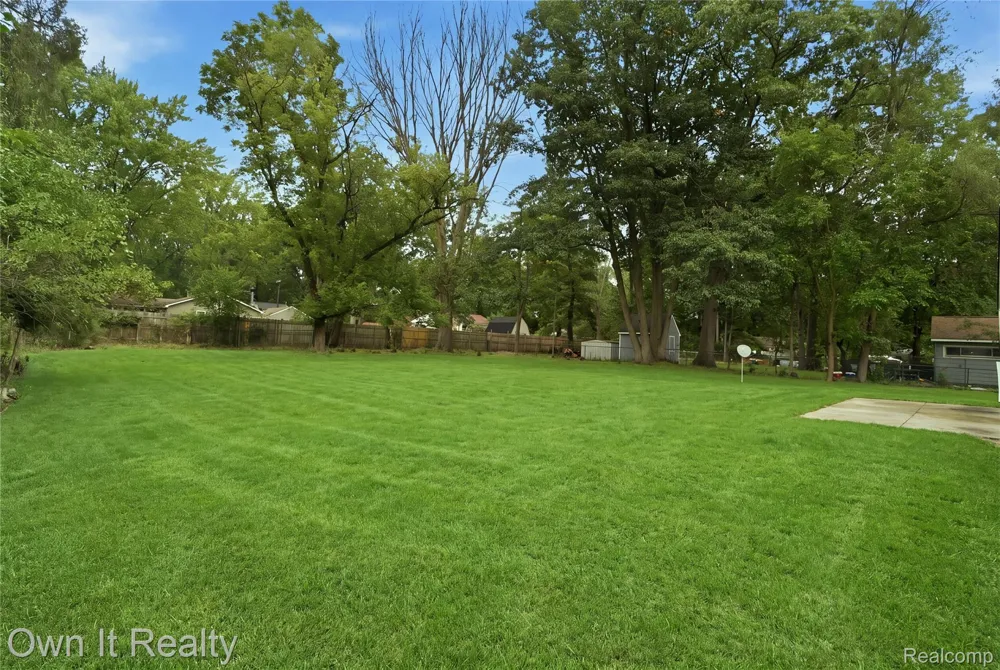 20802 Midway Avenue Southfield City, MI 48075