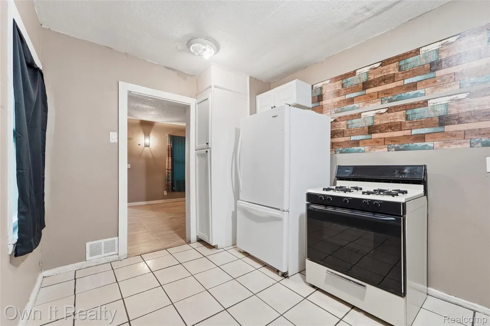 20802 Midway Avenue Southfield City, MI 48075
